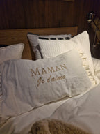 Coussin Personnalisé à Volant – Prénom Brodé