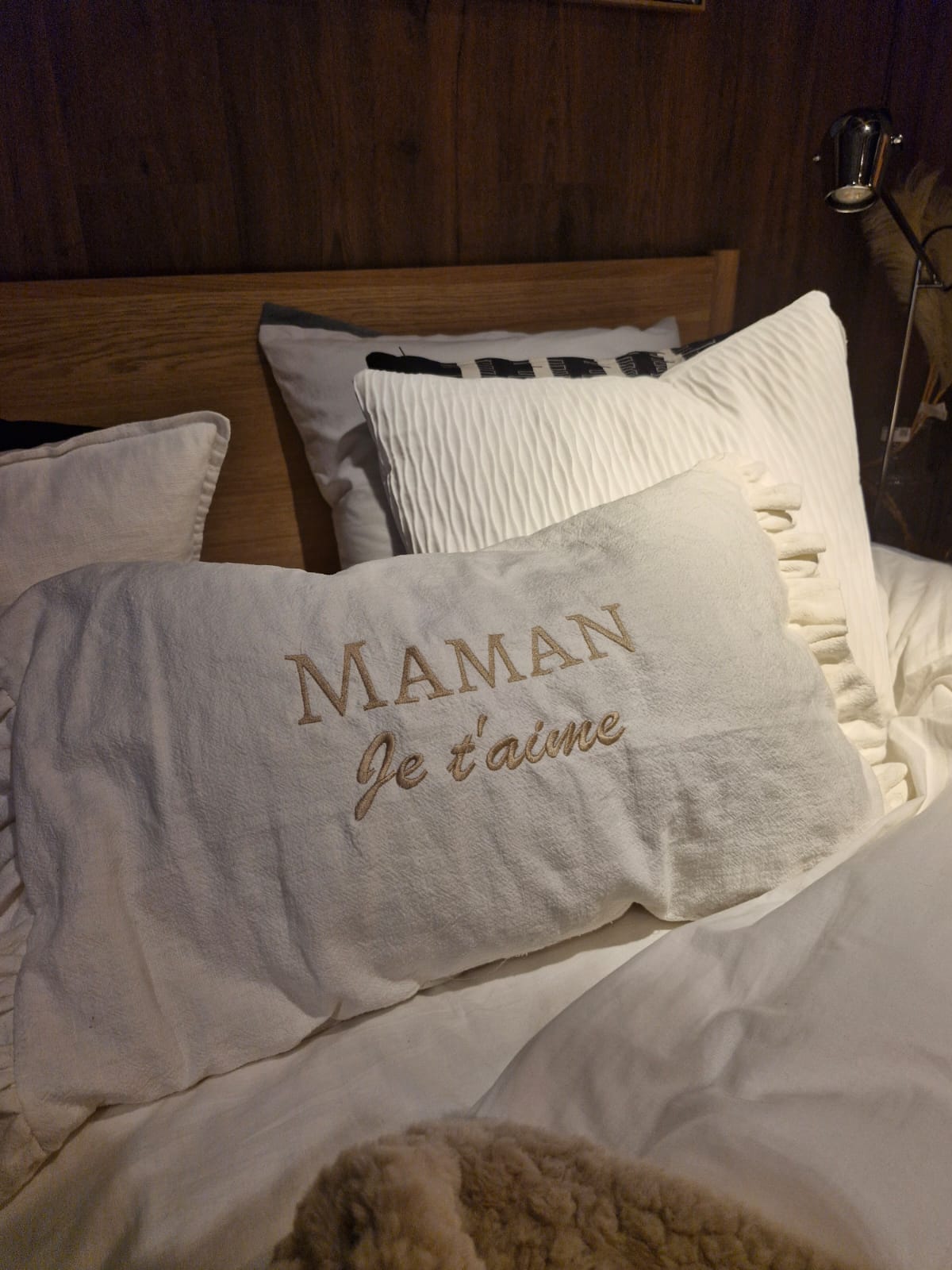 Coussin Personnalisé à Volant – Prénom Brodé